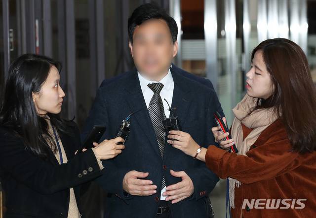 【서울=뉴시스】이윤청 수습기자 = 숙명여고 시험문제 유출 혐의를 받는 전 교무부장 A씨가 영장실질심사(구속 전 피의자 심문)를 받기 위해 지난 6일 오전 서울 서초구 서울중앙지법으로 출석하고 있다.A씨는 자신의 쌍둥이 딸들에게 중간고사 및 기말고사 문제와 정답을 유출한 혐의를 받고 있다. 2018.11.06.  radiohead@newsis.com