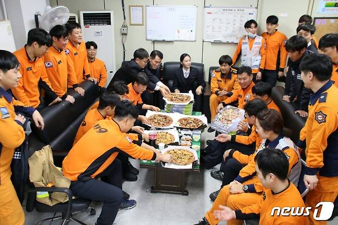 이재명 경기도지사가 '제56주년 소방의 날'을 맞아 도내 소방 관계자들에게 피자와 문자 격려메시지 등 특별한 선물 을 전달했다.(경기도소방재난본부 제공)© News1
