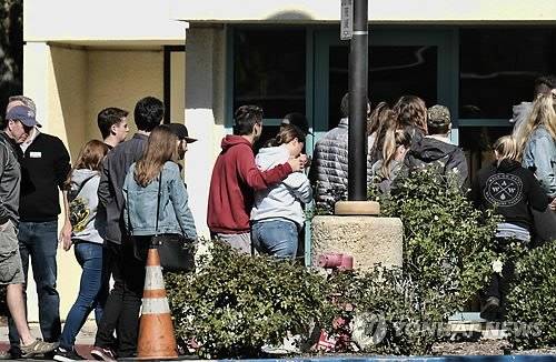 7일 밤(현지시간) 술집에서 총격난사 사건이 발생한 미국 캘리포니아주 로스앤젤레스(LA) 인근 사우전드오크스에 임시로 마련된 유족 센터로 8일 희생자 가족 등이 들어서고 있다.AP연합뉴스