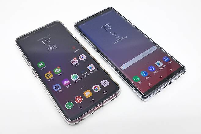 V40 씽큐(좌)와 갤럭시 노트9(우).