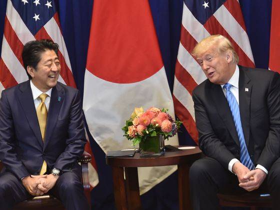 도널드 트럼프 미국 대통령이 지난 9월 26일(현지시간)  뉴욕 롯데 팰리스 호텔에서 아베 신조 일본 총리와 정상회담을 하고 있다. /AFP=뉴스1