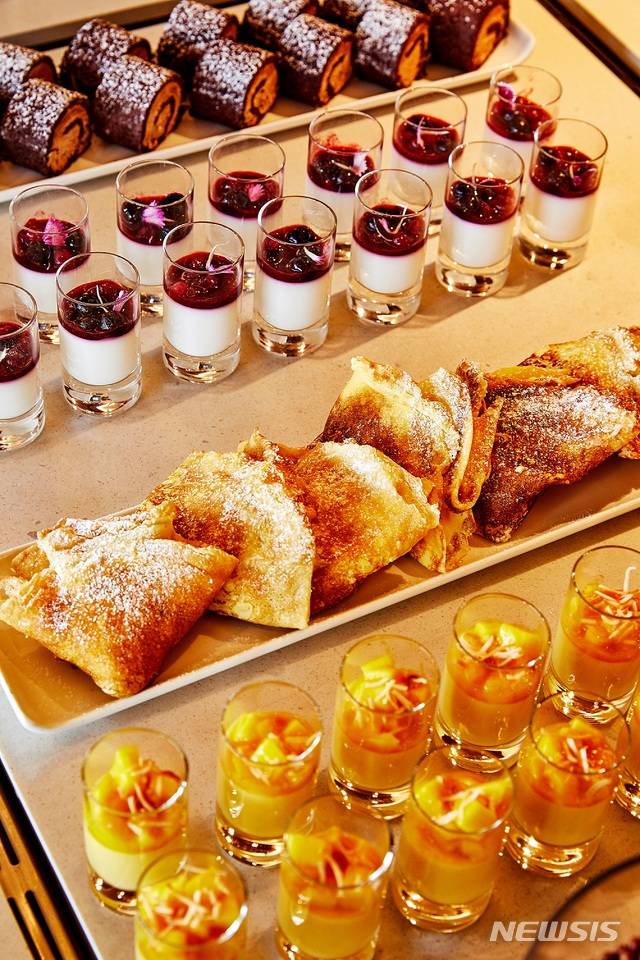 JW 메리어트 동대문 스퀘어 서울 '타볼로 24'의 '동대문 런치 클럽 디저트 섹션'