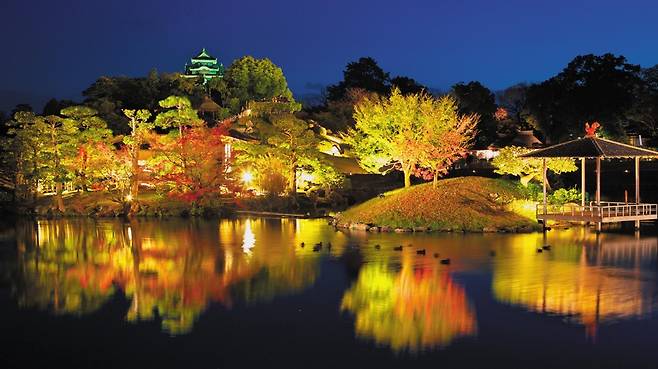 일본 3대 정원인 고라쿠엔. 에도 시대를 대표하는 정원으로 도쿄돔의 3.5배 넓이를 자랑한다. 조명과 단풍, 연못의 조화가 신비롭다./일본정부관광국(JNTO) 제공