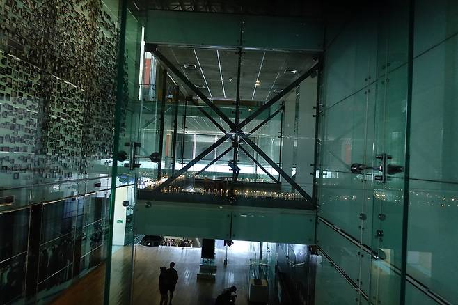 피노체트&nbsp;정권이&nbsp;저지른&nbsp;인권&nbsp;유린을&nbsp;기억하는&nbsp;칠레&nbsp;산티아고의&nbsp;‘기억과&nbsp;인권&nbsp;박물관’의&nbsp;내부.&nbsp;1층에서&nbsp;3층까지&nbsp;벽면&nbsp;전체에&nbsp;희생자들의&nbsp;사진을&nbsp;붙여놓았다.&nbsp;조용환&nbsp;변호사&nbsp;제공