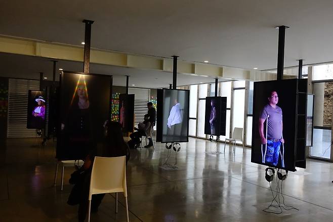 페루&nbsp;리마의&nbsp;‘기억·관용&nbsp;및&nbsp;사회적&nbsp;포용의&nbsp;장소’의&nbsp;내부.&nbsp;사람&nbsp;눈높이에&nbsp;설치한&nbsp;대형&nbsp;스크린에서&nbsp;희생&nbsp;생존자들의&nbsp;증언을&nbsp;들을&nbsp;수&nbsp;있다.&nbsp;조용환&nbsp;변호사&nbsp;제공