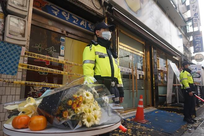 ‘국일고시원 화재’ 사고가 일어난 지 이틀째인 10일 오전 서울 종로구 국일고시원 화재 현장 앞에 국화꽃이 놓여있다. 이준희 기자 givenhappy@hani.co.kr