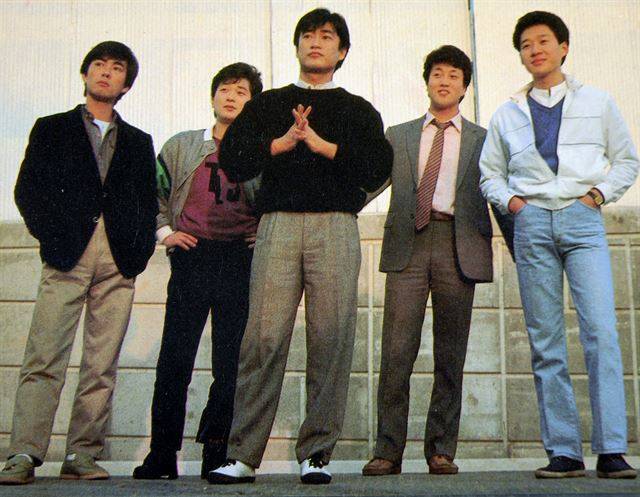 1980년대 활동했던 김현식과 봄여름가을겨울. 이 밴드에서 김종진(오른쪽 두 번째)은 기타를, 전태관(오른쪽 첫 번째)은 드럼을 연주했다. 한국일보 자료사진