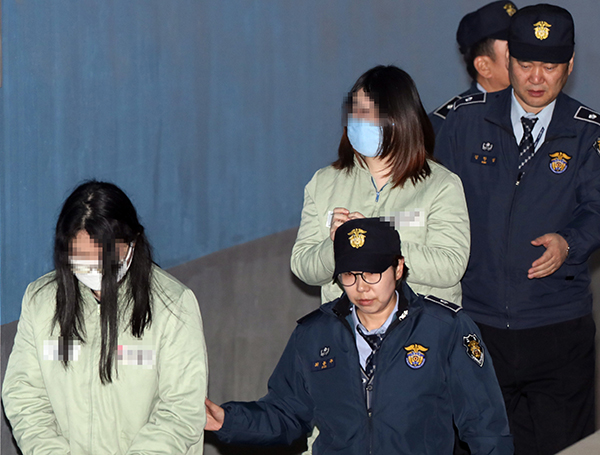 ⓒ연합뉴스 2017년 11월 인천 초등학생 살인 사건의 피의자 김 아무개양과 박 아무개양이 법정으로 향하고 있다.