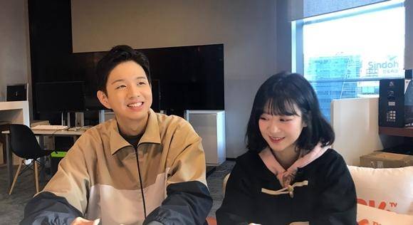 소근커플의 김근명(왼쪽)씨와 이소영씨를 지난달 24일 서울 강남구 다이아TV 사무실에서 만났다. /이정민 기자