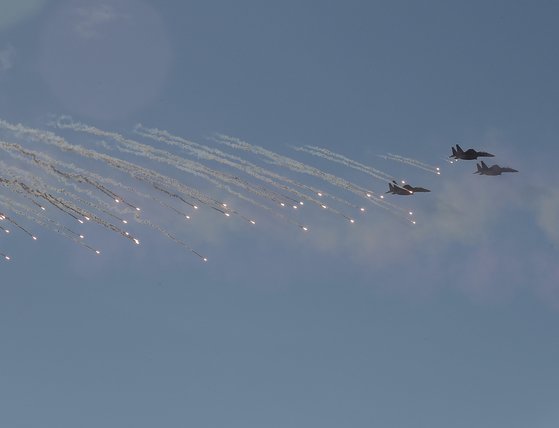 지난달 11일 대한민국 해군 국제관함식에서 공군 F-15K 편대가 플레어를 뿌리며 축하비행을 하고 있다. 전투기의 기체는 대개 회색으로 칠한다. [청와대사진기자단]