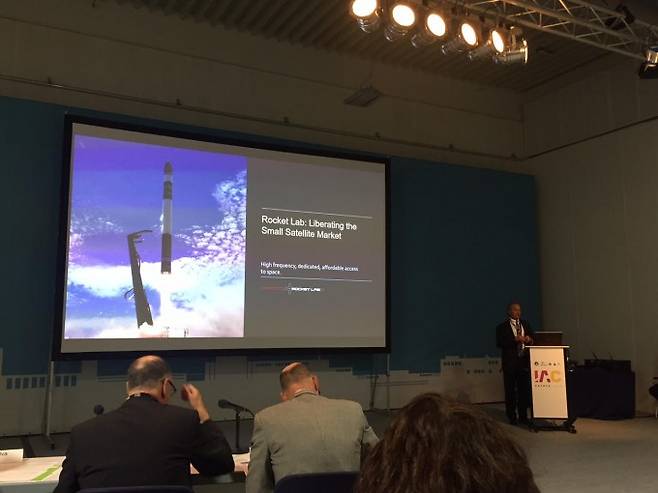 10월 3일 독일 브레멘에서 열린 국제우주대회에서 발표중인 브래들리 슈나이더 로켓랩 부사장. 브레멘=윤신영 기자