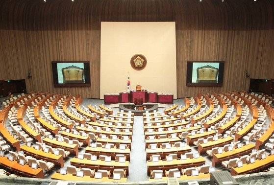 국회 본회의장 모습. 한국 국회의 모습은 외국 국회와 비교했을 때 품위가 없다는 지적을 받아왔다. [조진옥 기자]