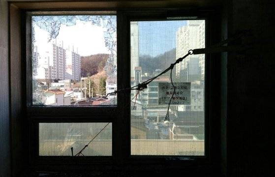 2017년 충북 제천 스포츠센터 화재 참사 유족대책본부가 공개했던 2층 여자 목욕탕 내부 사진. 고장난 창문 탓에 완강기를 사용할 수 없게 되어 있다.[유족대책본부 제공]