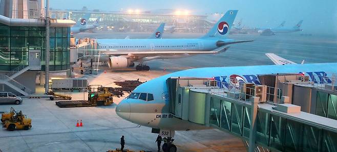 베이징항로의 병목현상 탓에 인천공항의 유럽행 항공기들이 상당수 지연 출발하고 있다. [중앙포토]
