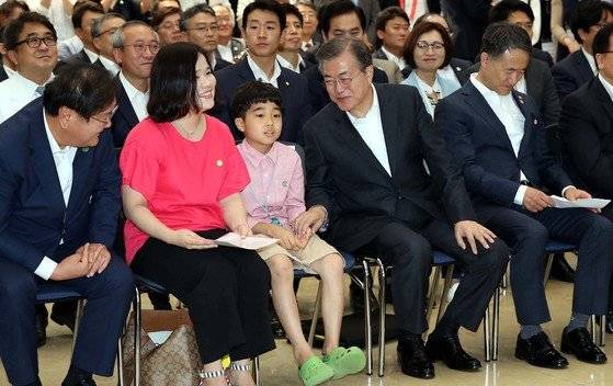 문재인 대통령이 지난 7월 19일 오후 경기 성남 분당서울대병원 헬스케어혁신파크에서 열린 의료기기 규제혁신 정책발표 행사에 참석한 1형 당뇨를 앓고있는 어린이와 어머니 김미영씨를 격려하고 있다. [중앙포토]