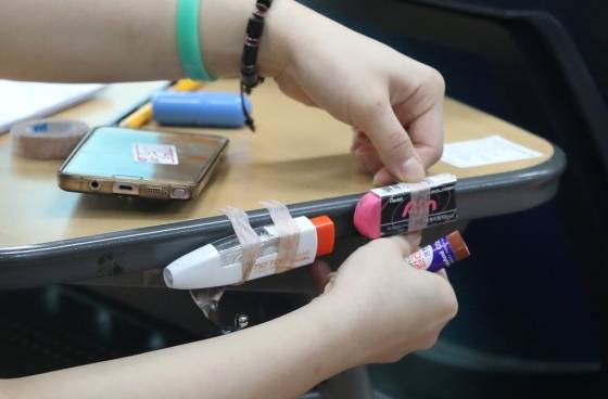 2018학년도 대학수학능력시험일인 23일 오전 서울 중구 이화여자외국어고등학교 고사장에서 한 수험생이 시험준비를 하고 있다./사진=뉴스1