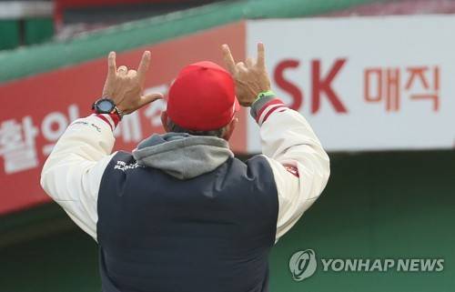 우승에 가까워진 SK (인천=연합뉴스) 이지은 기자 = 10일 오후 인천 SK행복드림구장에서 열린 2018 프로야구 한국시리즈 두산 베어스와 SK 와이번스의 5차전 경기. 1대4로 이긴 트레이 힐만 SK 감독이 관중석을 향해 손을 들어 보이고 있다. 2018.11.10      jieunlee@yna.co.kr  (끝)