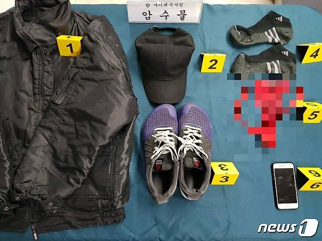 서울 종암경찰서는 15일 음란물유포 및 주거침입 혐의로 박모씨를 검거했다고 밝혔다.  사진은 경찰이 박씨로부터 압수한 증거물들이다 . (서울 종암경찰서 제공) 2018.10.16/뉴스1 © News1 윤다정 기자