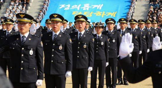 지난 3월 충남 아산 경찰대학에서 열린 2018년 경찰대학생·간부후보생 합동 임용식에서 신임 경위들이 인권 다짐 선서를 하고 있다. [이미지출처=연합뉴스]