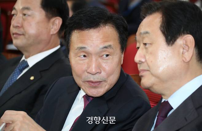 손학규 바른미래당 대표(가운데)와 자유한국당 김무성 의원(오른쪽)이 지난 7일 국회의원회관에서 열린 이·통장 지위와 처우개선을 위한 정책토론회에에서 이야기하고 있다. /권호욱 선임기자