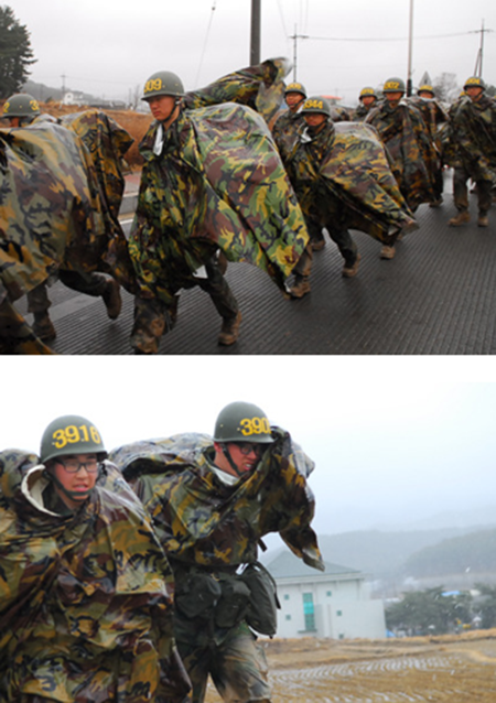 경량 판초를 입고 행군하는 해병 신병들 모습. /출처=@해병대