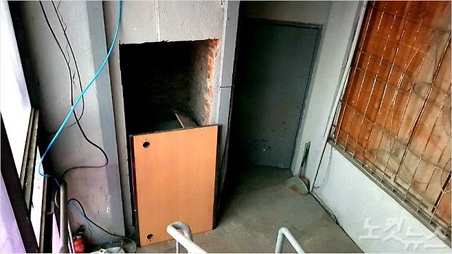 별도의 비상계단이 있던 고시원도 통로가 철문에 막혀있었다. (사진=김형준 기자)