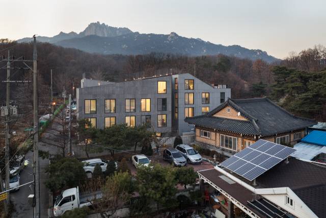 도봉산 자락에 위치한 은혜공동체 협동조합주택의 전경. 총 47명으로 구성된 ‘사회적 대가족’이 일상을 공유하며 조화롭게 거주할 수 있게 세심하게 구성한 공유·개인 구성이 돋보인다.
