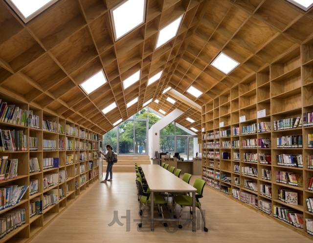 책꽃이가 가구이자 벽이 되어 공간을 분할하는 역할을 한다. 그러나 미로처럼 배치된 책꽂이 벽은 공간을 순환적으로 연결하며 독립적인 공간의 다양한 계층을 소통할 수 있도록 한다. /사진제공= 운생동. 윤준환 작가