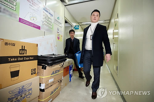 경찰, 한국어린이집 총연합회 압수수색 (서울=연합뉴스) 안정원 기자 = 13일 경찰이 국회의원 상대로 불법 후원금을 제공한 의혹을 받는 서울 마포구 한국어린이집 총연합회 사무실에 대한 압수수색을 마친 뒤 자료를 옮기고 있다.       jeong@yna.co.kr  (끝)