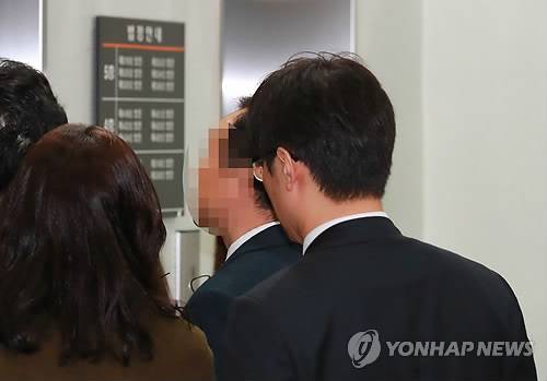 '숙명여고 문제유출' 쌍둥이 아빠 영장 심사 (서울=연합뉴스) 홍해인 기자 = 서울 숙명여고에 재직하면서 2학년에 다니는 자신의 딸들에게 정기고사 문제와 정답을 유출한 혐의를 받는 전임 교무부장 A씨가 지난 6일 오전 서울 서초동 중앙지법에서 열린 구속 전 피의자 심문(영장실질심사)에 출석하고 있다. hihong@yna.co.kr (끝)