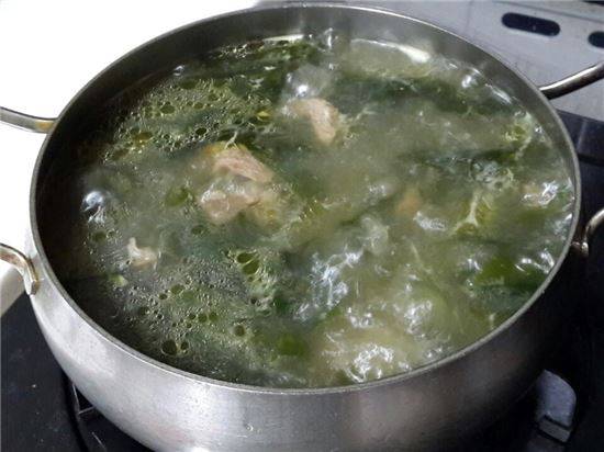 미역국을 먹으면 불합격한다는 미신은 1907년 일제에 의해 대한제국군이 강제해산될 당시 만들어졌다는 설과 단순히 '미'자가 미끄러진다는 뜻이 들어있다는 미신때문에 만들어졌다는 설이 있다.(사진=아시아경제DB)