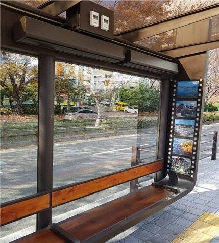 부산 버스정류장에 설치된 온열의자.