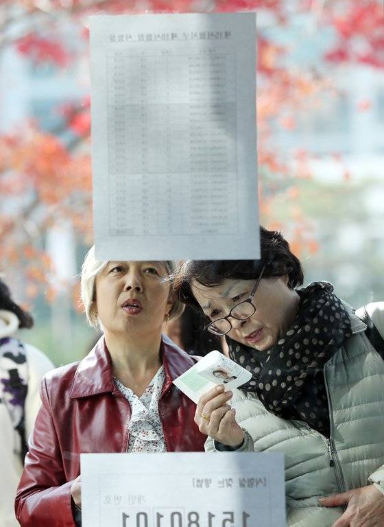 14일 오전 서울 중구 이화여고에서 늦깎이 수험생들이 시험실을 확인하고 있다. 김경록 기자
