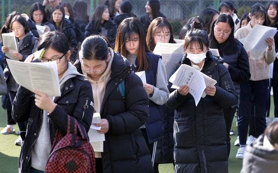 2019학년도 대학수학능력시험을 하루앞두고 예비소집한 수험생들이 14일 오후 대전 구봉고등학교 시험장에서 수험생 유의사항을 살펴보고 있다. 프리랜서 김성태