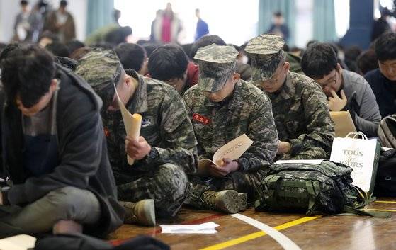 수능을 하루 앞둔 14일 오후 경북 포항고등학교에서 진행된 수험생 예비소집에 해병대원이 참석해 주의사항을 듣고 있다. [연합뉴스]