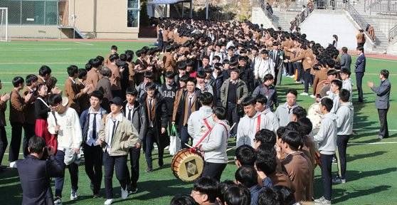 2019학년도 대학수학능력시험을 하루 앞두고 14일 부산 동래구 용인고등학교에서 출정식을 마친 고3 수험생들이 교사와 후배들의 격려를 받으며 예비소집 장소로 향하고 있다. 이날 후배 농악대는 흥겨운 가락으로 선배들을 응원했다.송봉근 기자
