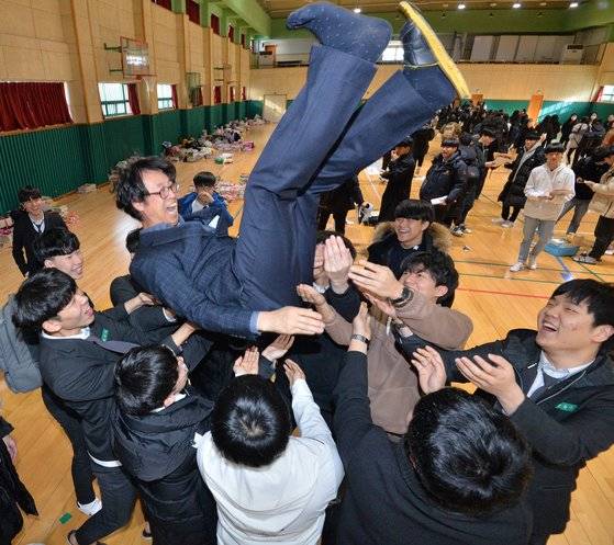 14일 경북 포항시 북구 장성고등학교에서 수험생들이 담임 선생님을 헹가래치며 선생님 은혜에 감사드리고 있다. [뉴스1]