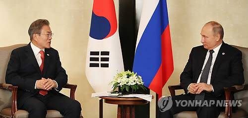 한·러 정상의 환담 (싱가포르=연합뉴스) 황광모 기자 = 아세안 정상회의에 참석 중인 문재인 대통령과 블라디미르 푸틴 러시아 대통령이 14일 오후 싱가포르 샹그릴라 호텔에서 만나 환담하고 있다. 2018.11.14      hkmpooh@yna.co.kr
