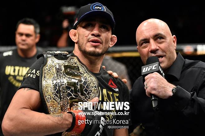 ▲ 지난해 10월 8일(한국 시간) UFC 216에서 케빈 리를 꺾고 옥타곤 인터뷰에 나선 토니 퍼거슨(왼쪽). 그 옆에 마이크 든 이가 조 로건 해설위원.