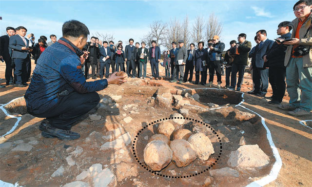 전북 고창군 무장읍성에서 15일 이영덕 호남문화재연구원 조사연구실장이 출토된 비격진천뢰(점선 안)에 대해 설명하고 있다. 1417년 왜구를 방어하기 위해 지은 무장읍성은 1911년 일제의 읍성 철폐령으로 헐리기 전까지 대규모 훈련청과 군기고를 보유한 군사적 요충지였다. 문화재청 제공