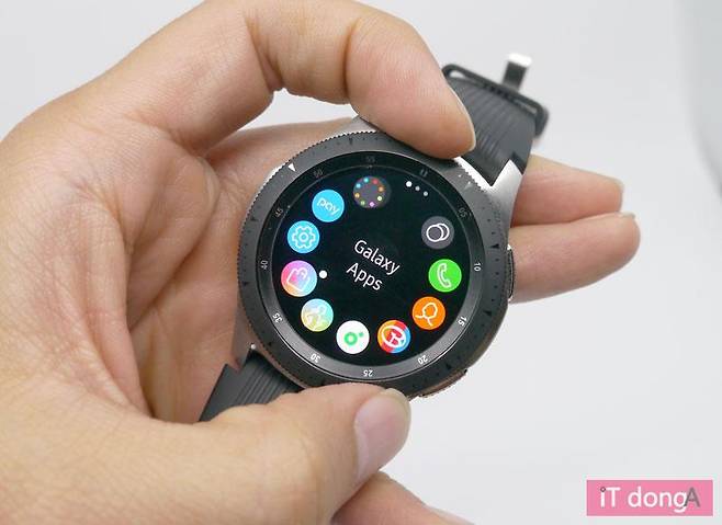 회전식 베젤링에 최적화된 인터페이스를 갖췄다