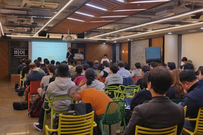 15일 오후 7시 서울 강남구 선릉로 디캠프에서 열린 ‘비어토크쇼’에서 20대 대학생, 창업준비자 및 업계 관계자까지 다양한 참석자들이 모여 국내 수제맥주 산업에 대한 비전을 나눴다. 비어토크쇼는 한국수제맥주협회가 주관하고 생활맥주가 후원한 행사로 약 2시간 30분가량 진행됐다.