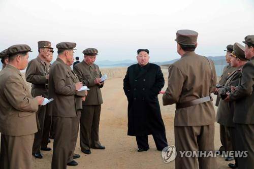 김정은, 신형 첨단전술무기 시험 지도 (서울=연합뉴스) 김정은 북한 국무위원장이 '새로 개발한 첨단전술무기' 실험을 지도했다고 북한 노동신문이 16일 보도했다. 2018.11.16