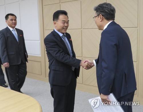 악수하는 손명수 남측 대표-리영선 북측 대표 (서울=연합뉴스) 16일 개성 남북공동연락사무소에서 열린 남북항공회의항공 실무회의에서 남측 대표 손명수 국토부 항공정책실장(오른쪽)이 북측 대표 리영선 민용항공총국 부총국장과 악수하고 있다.  [통일부 제공]    photo@yna.co.kr  (끝)