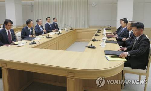 남북 항공실무회의 개최 (서울=연합뉴스) 16일 개성 남북공동연락사무소에서 남북항공회의항공 실무회의가 열리고 있다. 북한은 이날 회의에서 동·서해 국제항공로 개설을 제안했다. 왼쪽 가운데가 남측 대표 손명수 국토부 항공정책실장, 오른쪽 가운데는 북측 대표 리영선 민용항공총국 부총국장. [통일부 제공]    photo@yna.co.kr  (끝)