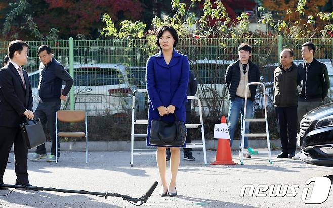 경찰이 ‘혜경궁 김씨’ 트위터 계정(@08__hkkim) 소유주로 의심을 받고 있는 이재명 경기도지사의 부인 김혜경씨를 공직선거법 위반 등 혐의 기소의견으로 검찰에 송치하기로 했다. 사진은  김씨가 이달 2일 경기남부지방경찰청에 피고발인 신분으로 재출석하고 있는 모습.2018.11.2/뉴스1 © News1 오장환 기자