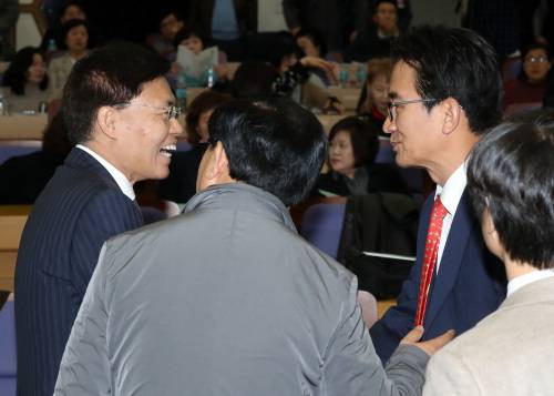 지난 14일 국회 의원회관에서 열린 ‘사립유치원 이대로 지속 가능한가’ 토론회에서 이덕선 한국유치원총연합회 비대위원장(오른쪽)이 최교열 자유한국당 의원과 인사를 나누고 있다. 뉴시스