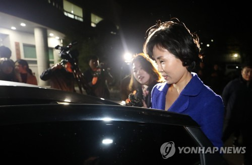 경찰 조사 마친 김혜경씨, 취재진 질문엔 묵묵부답 (수원=연합뉴스) 권준우 기자 = 이재명 경기지사의 부인 김혜경 씨가 2일 오후 '혜경궁 김씨' 트위터 계정의 소유주 논란과 관련 피고발인 신분 조사를 마친 뒤 경기도 수원시 경기남부지방경찰청을 빠져나가고 있다. 2018.11.2      stop@yna.co.kr  (끝)