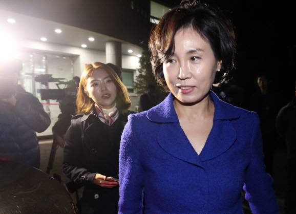 이재명 경기지사의 부인 김혜경 씨가 2일 오후 ‘혜경궁 김씨’ 트위터 계정의 소유주 논란과 관련 피고발인 신분 조사를 마친 뒤 경기도 수원시 경기남부지방경찰청을 빠져나가고 있다. (사진=연합뉴스)
