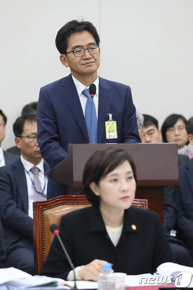 이덕선 한국유치원총연합회 비상대책위원장이 29일 오후 서울 여의도 국회에서 열린 교육위원회의 교육부에 대한 종합감사에서 의원들의 질의를 듣고 있다. 2018.10.29/뉴스1 © News1 임세영 기자